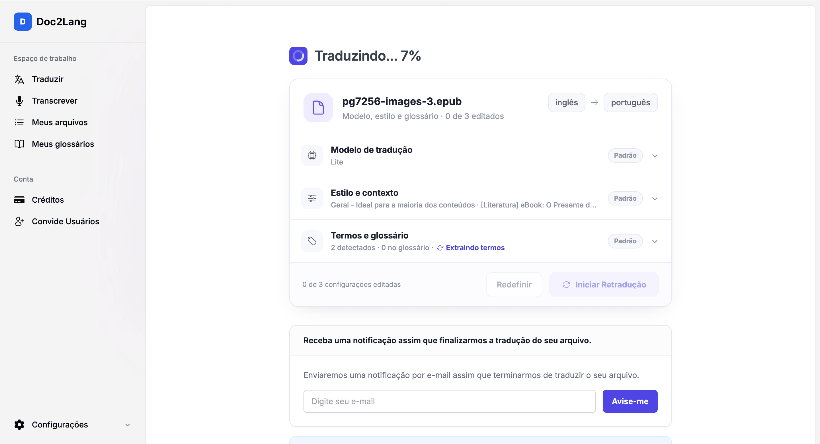 Tela de progresso durante a tradução do EPUB, mostrando «Traduzindo… 7%» e um campo para a notificação por e-mail
